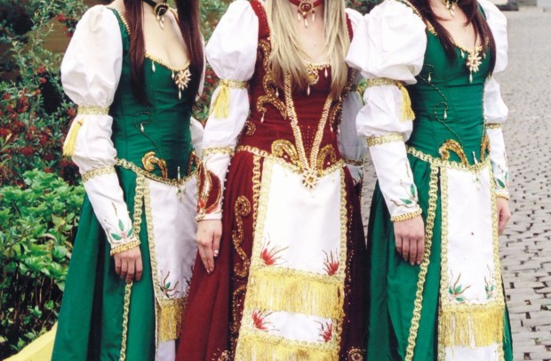 2004 / RAINHA: Simone Defendi / PRINCESAS: Luíza Magon, Suelen Alban